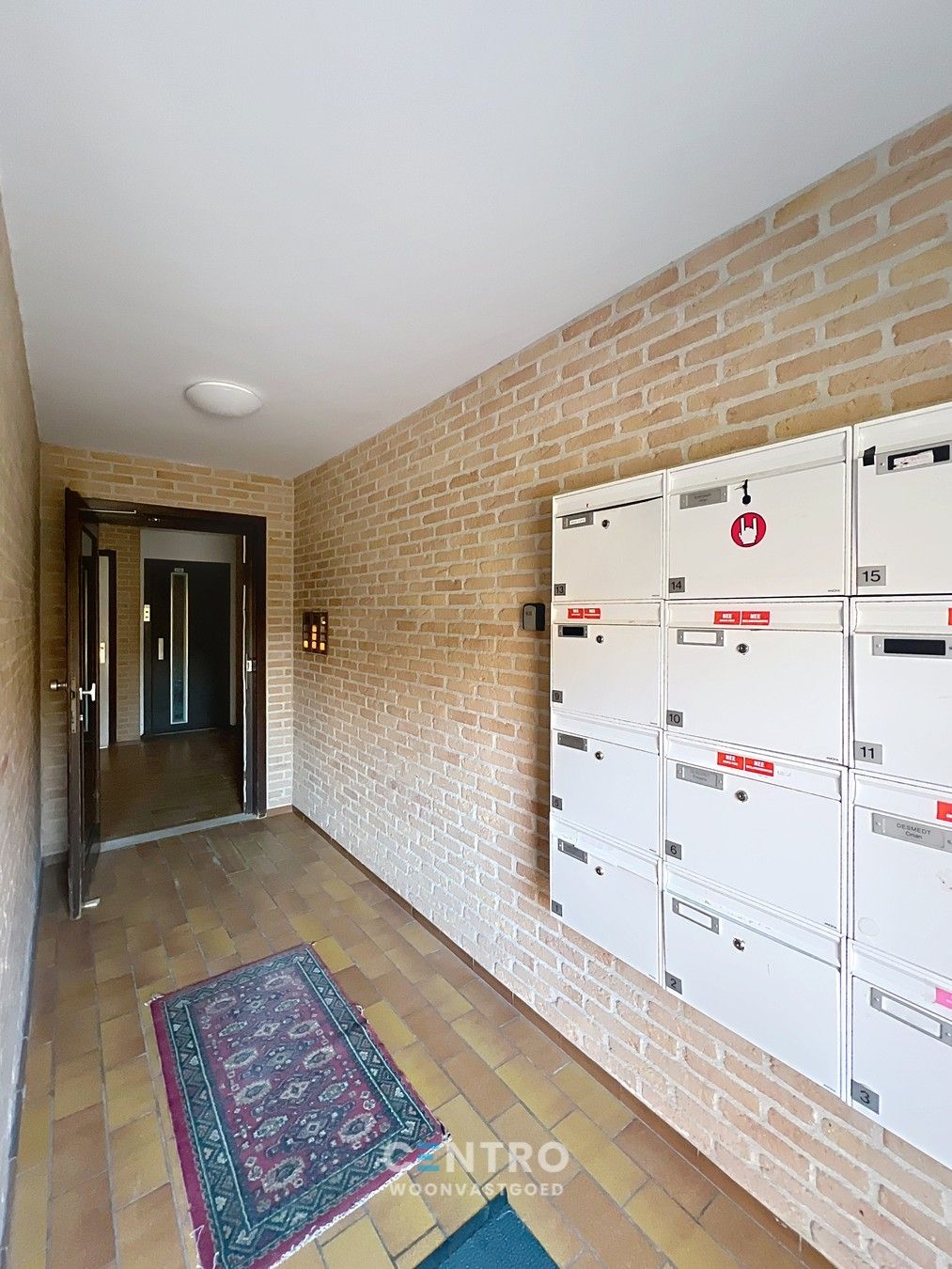 Volledig vernieuwde studio (± 40m²) met terras op tweede verdieping! foto 2