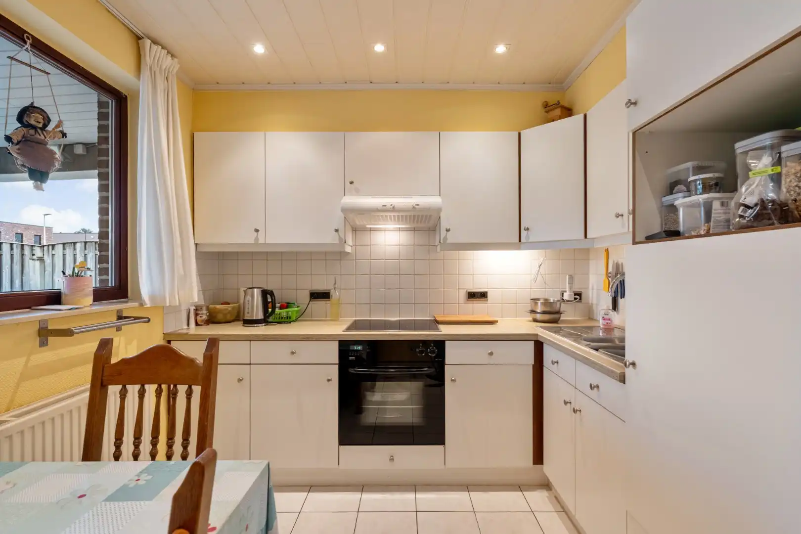 Vrijstaande gezinswoning, gebouwd in 1993 op een perceel van 5a74ca, gunstige ligging vlakbij het centrum. foto 8