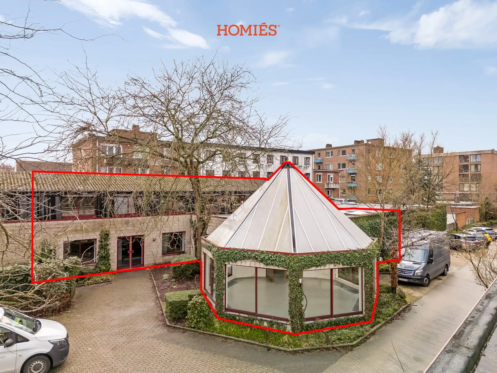 Veelzijdig handelspand met 9 parkeerplaatsen op toplocatie foto {{pictureIndex}}