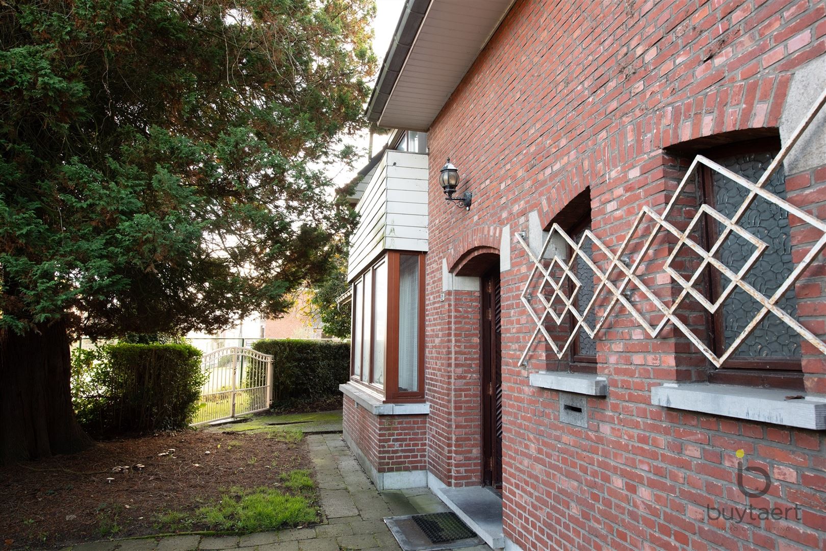 Charmant te renoveren huis met veel potentieel en mooie ruimtes foto 3