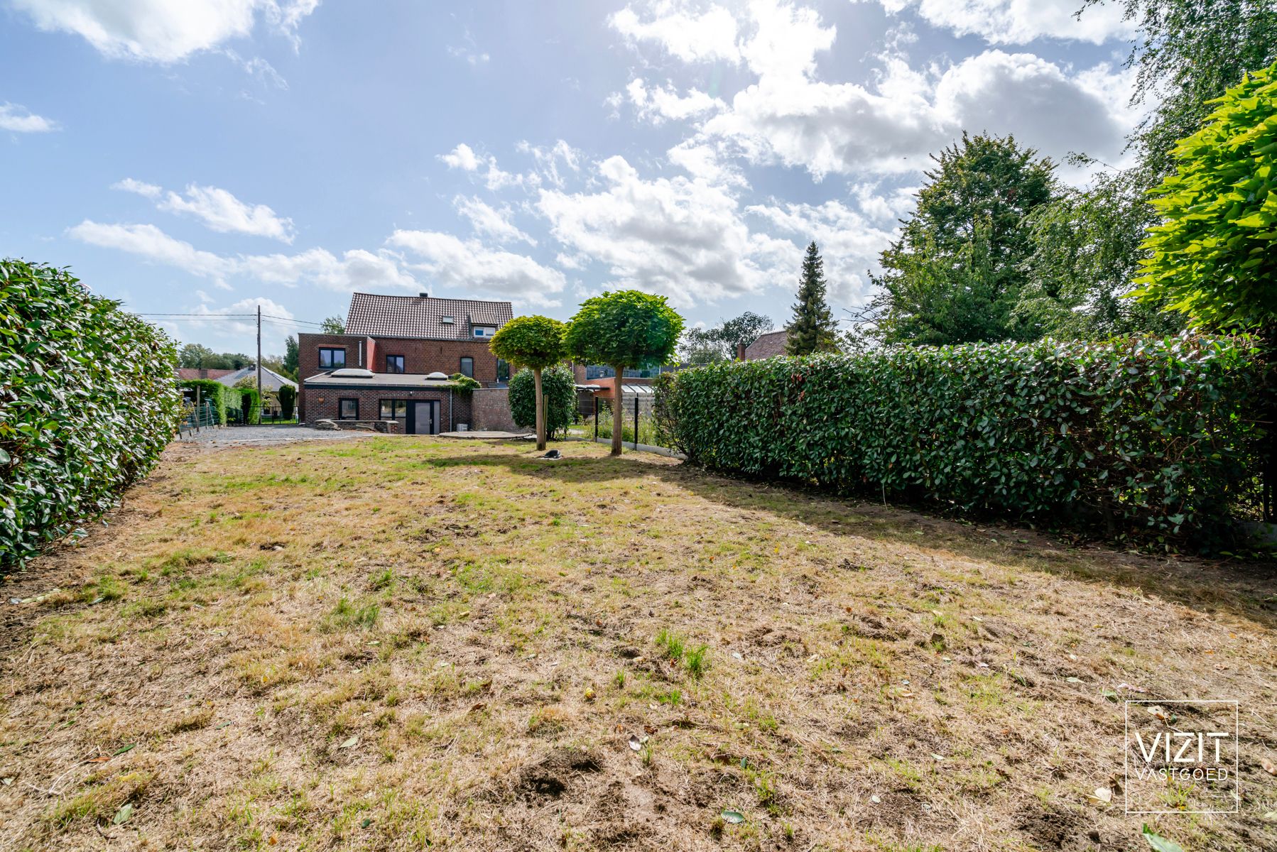 Zeer ruime halfopen woning aangename tuin foto 3