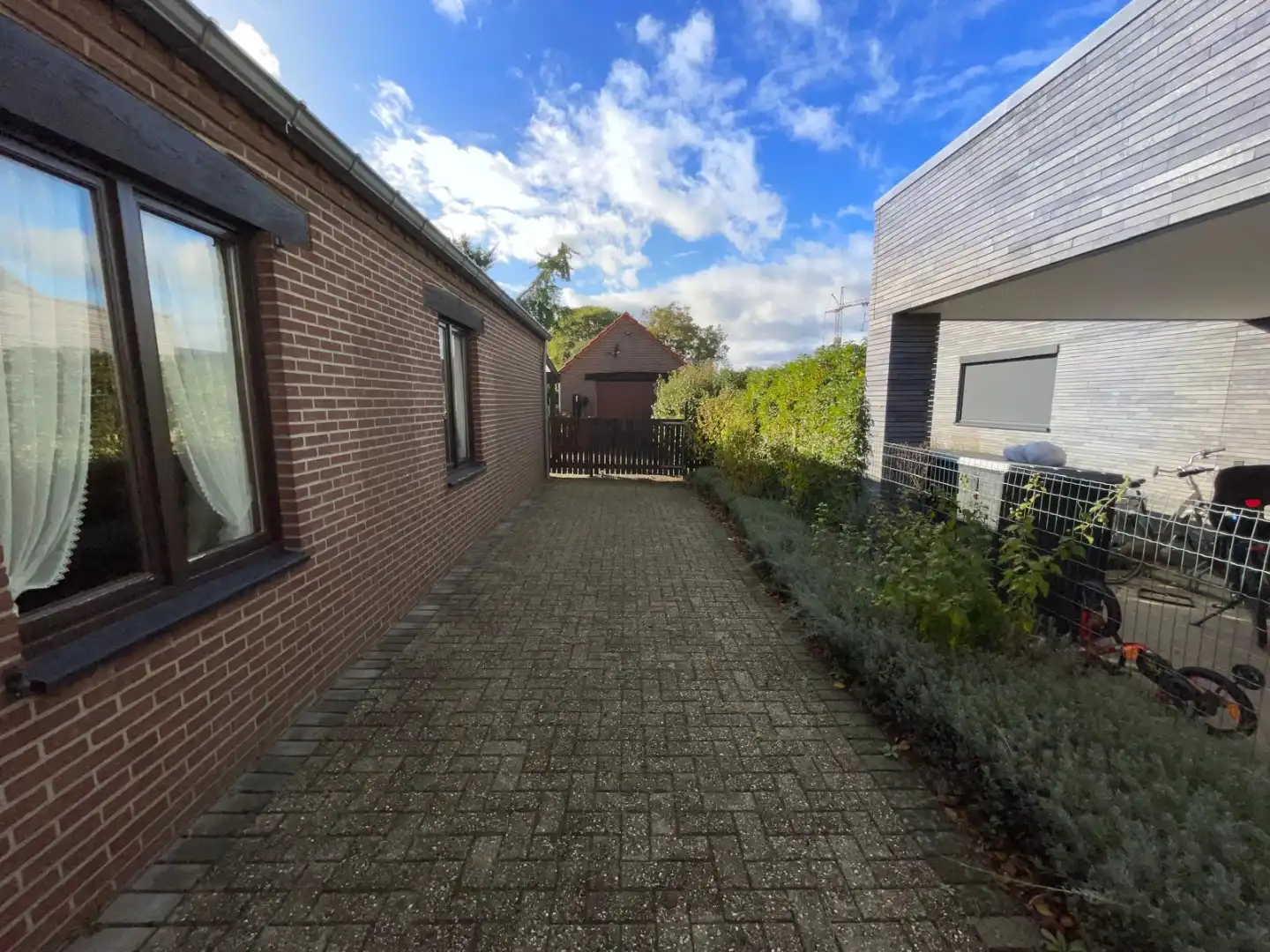 Vrijstaande woning met 4 slaapkamers en ruime tuin met garage in Pelt foto 2