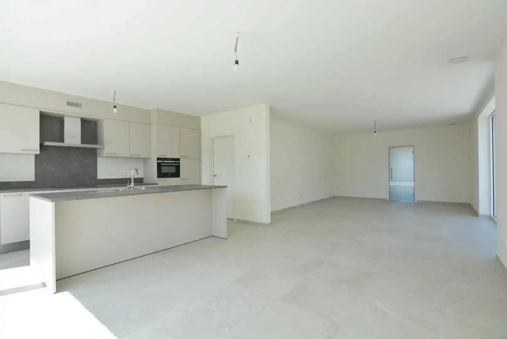 Moderne, energiezuinige, halfvrijstaande woning met carport op 3 a 80 ca. foto 6