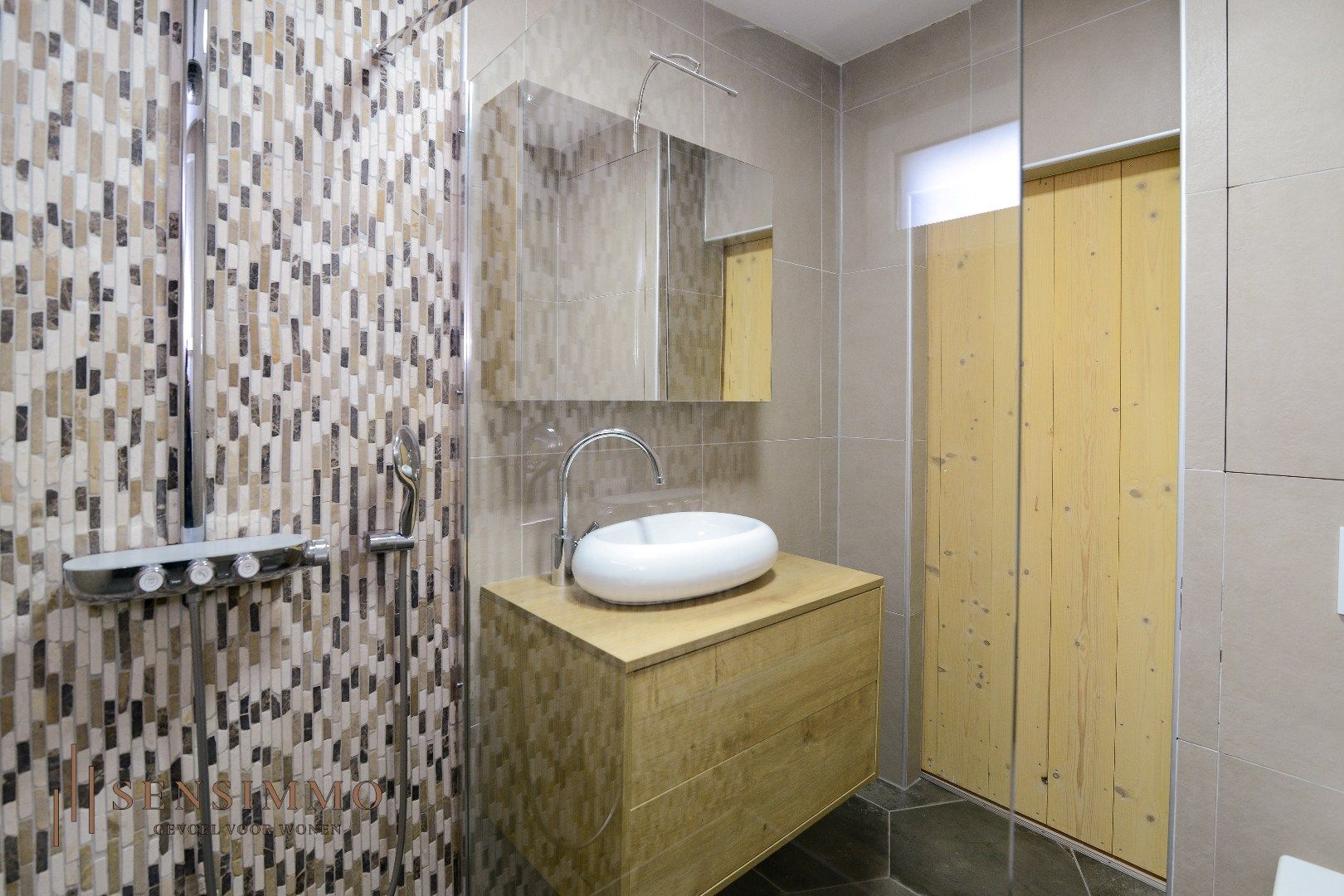 Gerennoveerde halfopen bebouwing met 3 slaakamers, terras, tuin en dubbele garage foto 15