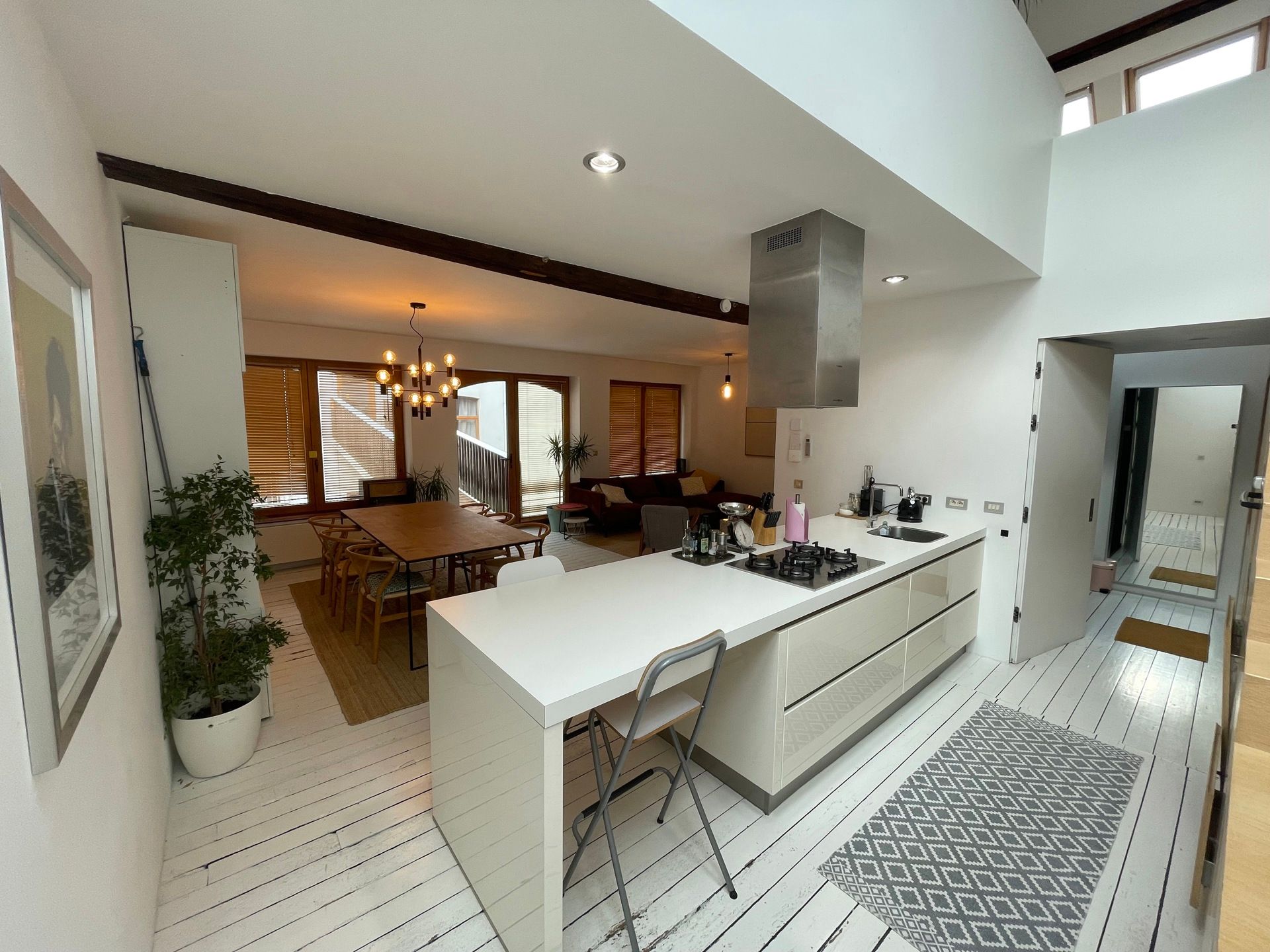 Bemeubelde loft met veel lichtinval foto 4