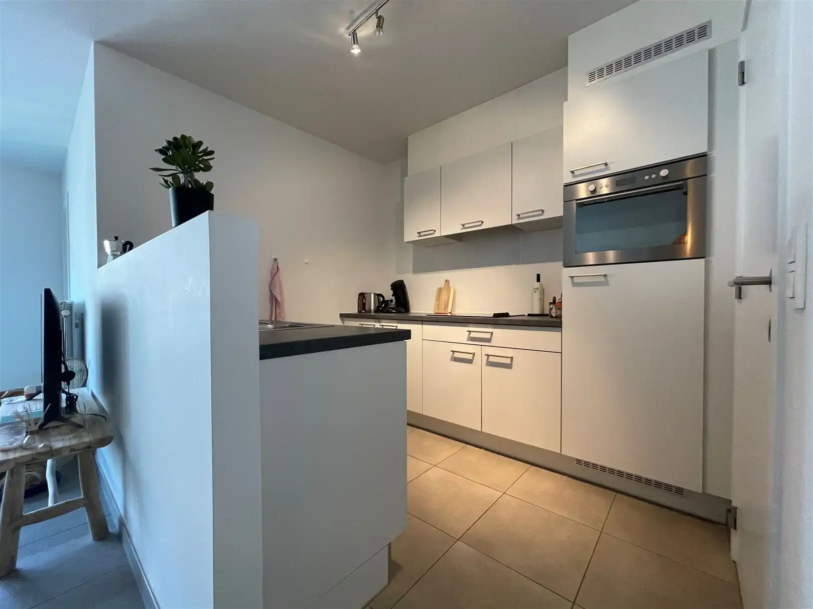 Centraal  gelegen appartement met autostaanplaats foto 17
