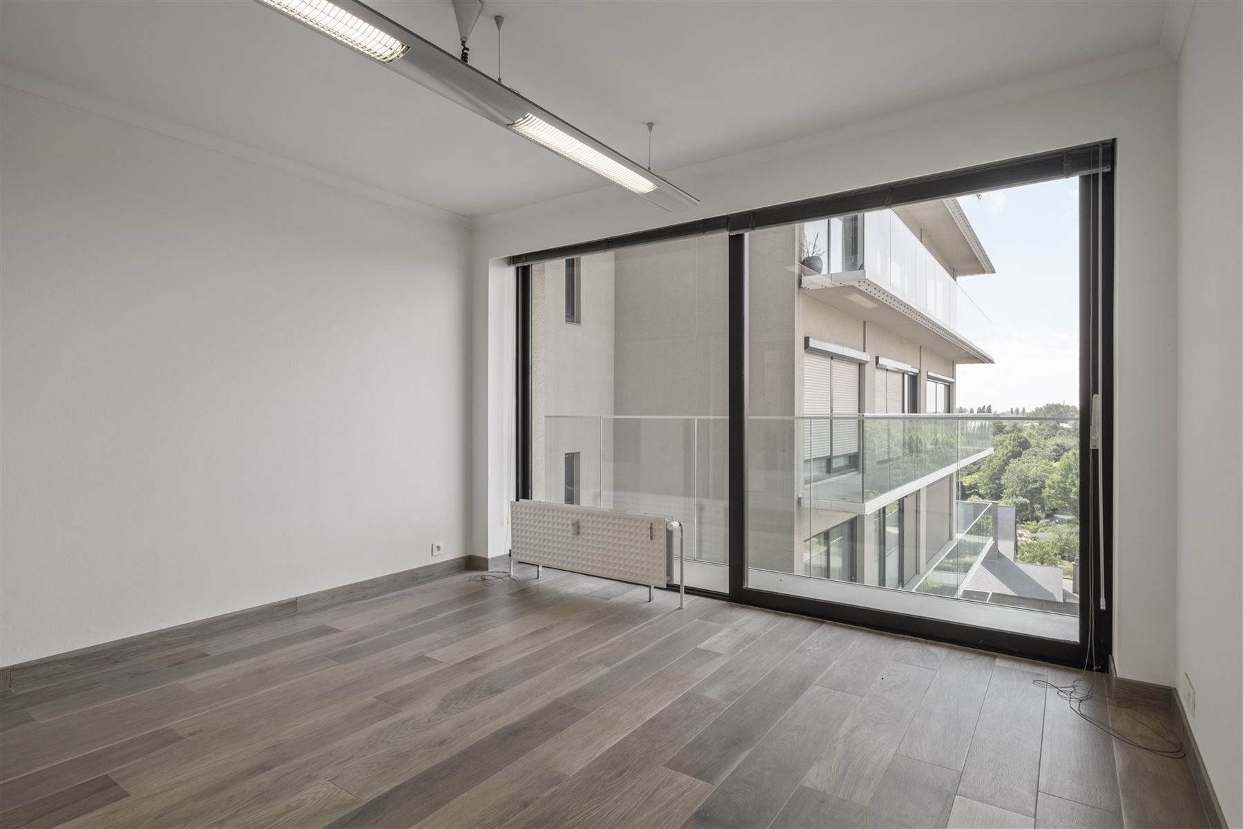 Gerenoveerd ,instapklaar appartement met garage foto 5