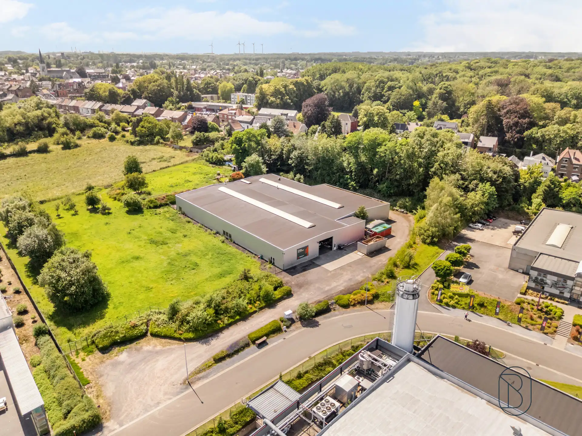 Loods met appartement + studio op 1,45 hectare foto 2