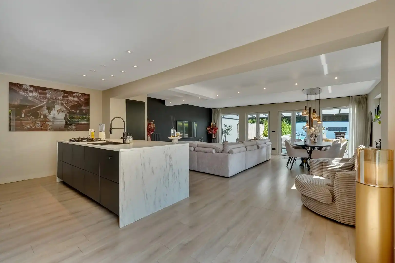 INSTAPKLARE GEZINSWONING MET ZWEMBAD, SAUNA EN RUIME TUIN OP TOPLOCATIE IN LANAKEN foto 5