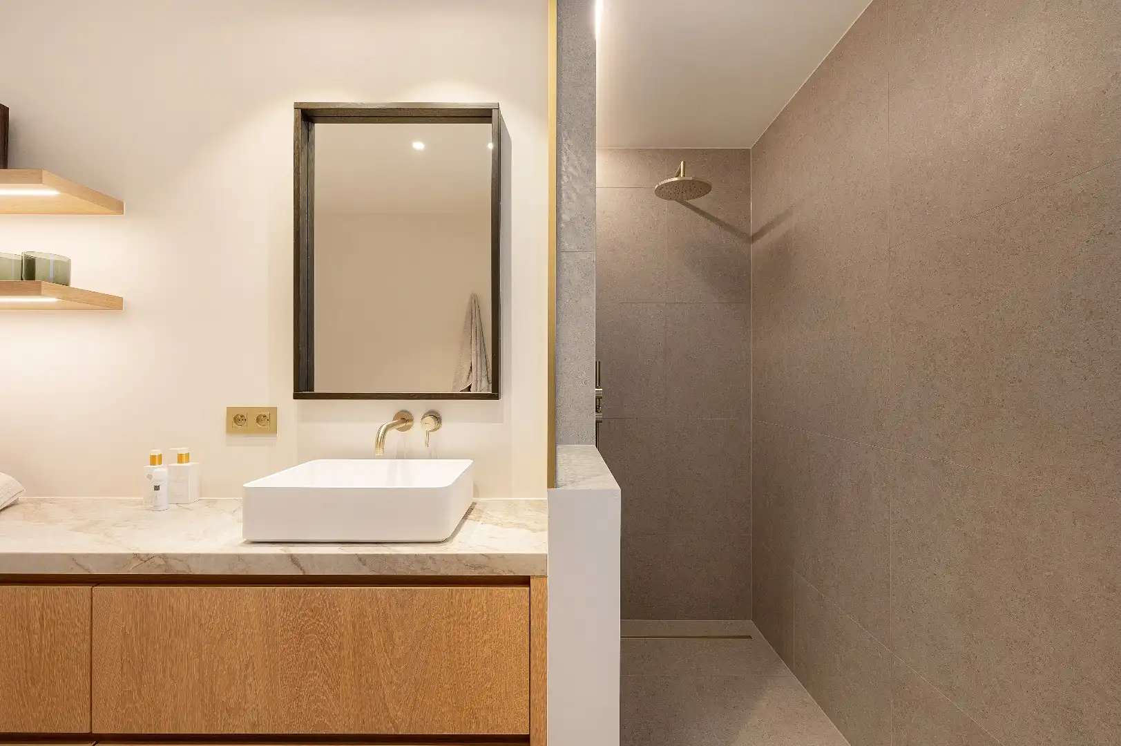 Ruime en elegante alleenstaande villa met luxe afwerking en zonnige tuin foto 24