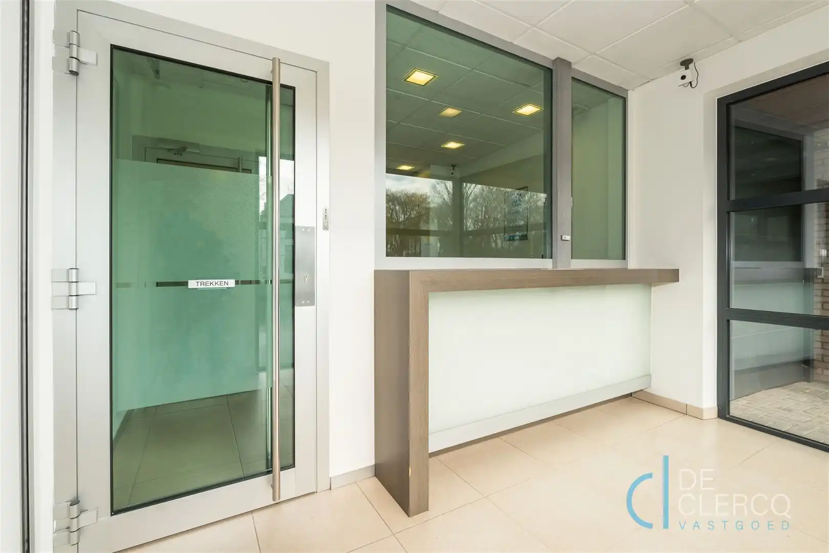 Tijdloos kantoor te koop aan parking in centrum Lochristi!  foto 2