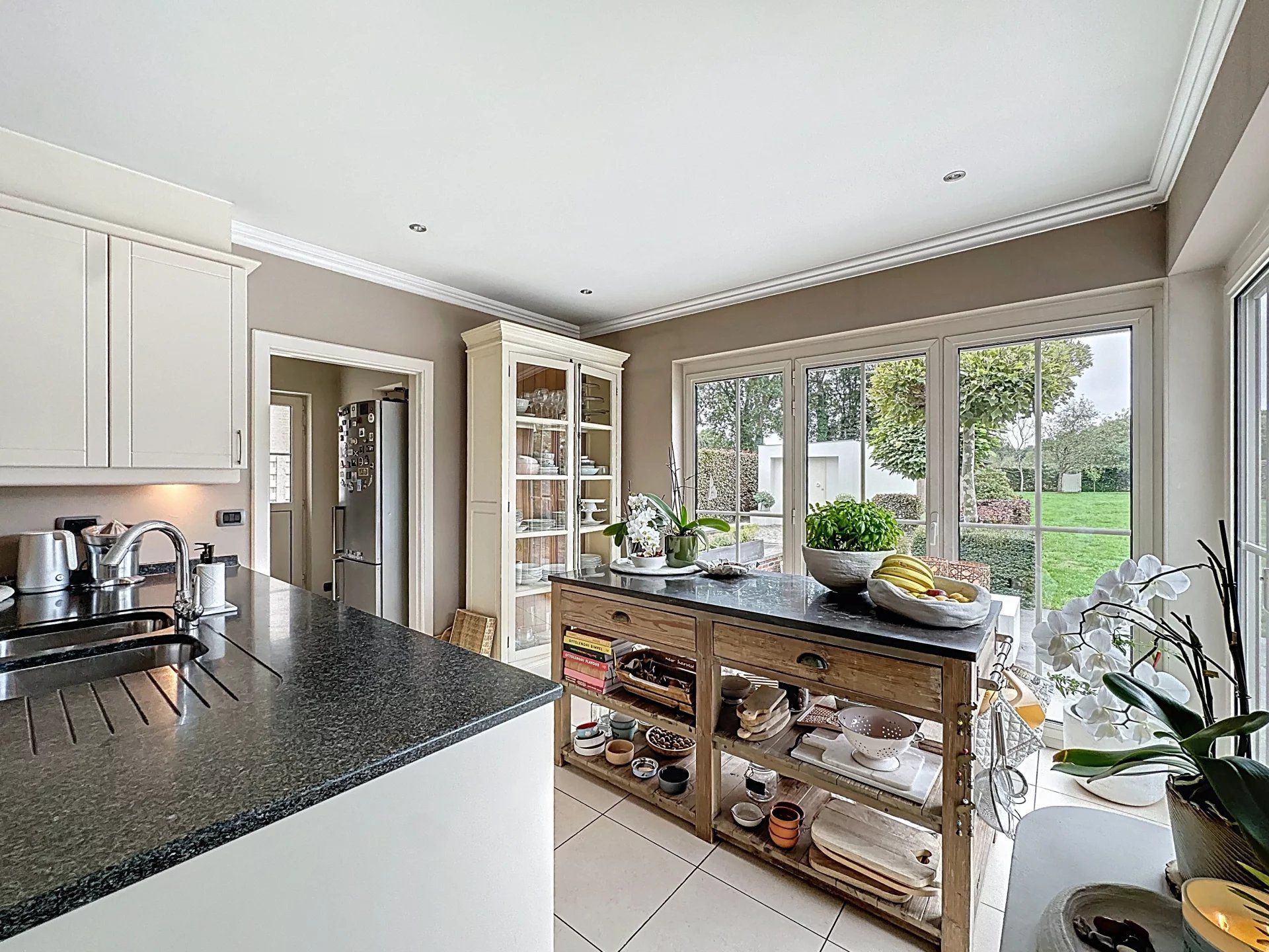 Prachtige landelijke gelegen vrijstaande woning uit 2001, gelegen op een perceel van 16a 43ca. Deze woning biedt comfort, ruimte en privacy met hoogwaardige afwerking en moderne gemakken. foto 13