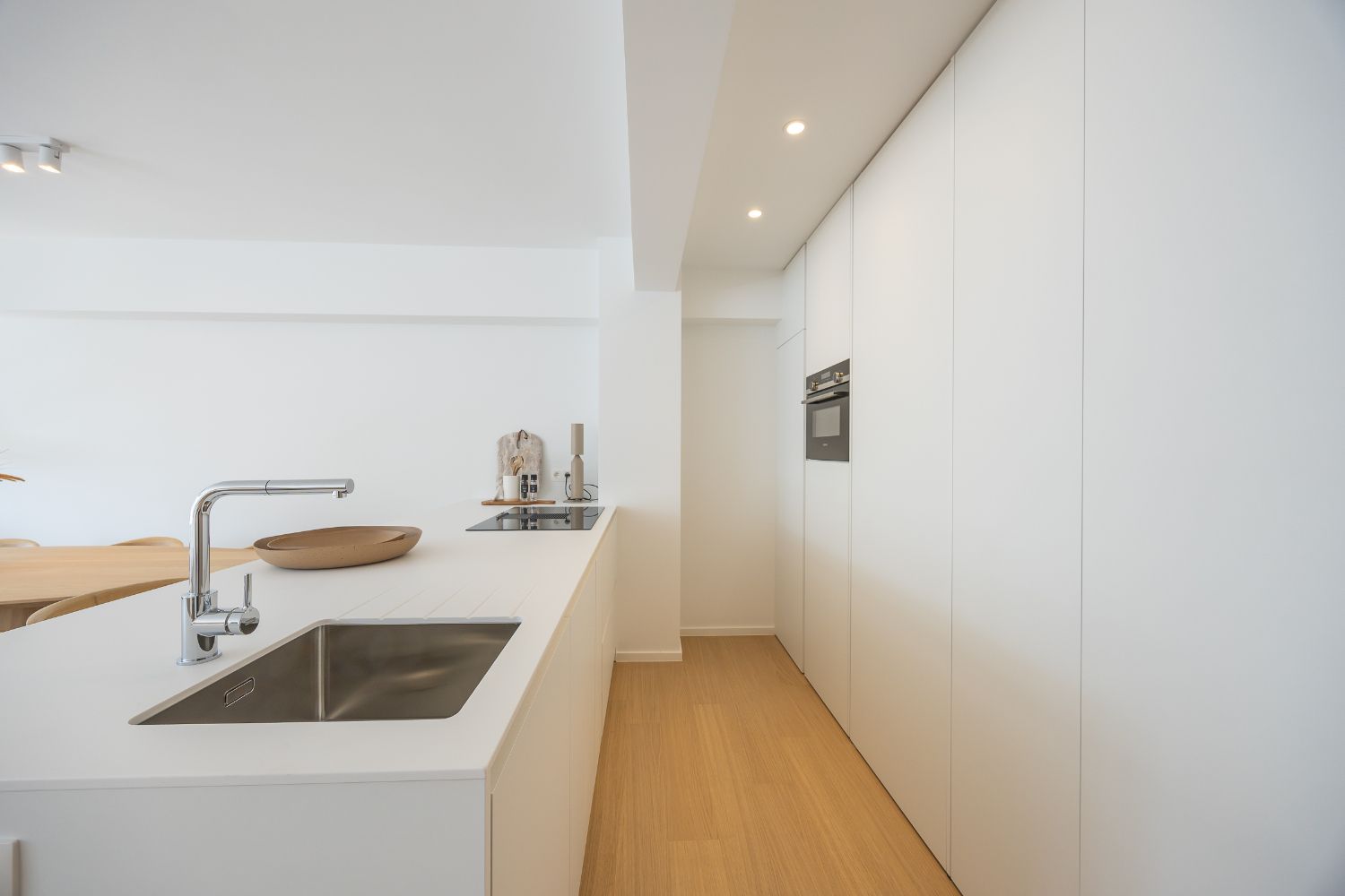 Ruim, gerenoveerd drie slaapkamer appartement in hartje Oostende foto 16
