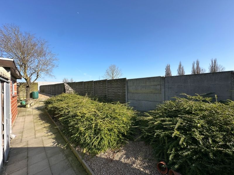 Ruime gezinswoning met grote tuin, veranda en veel opbergruimte foto 21