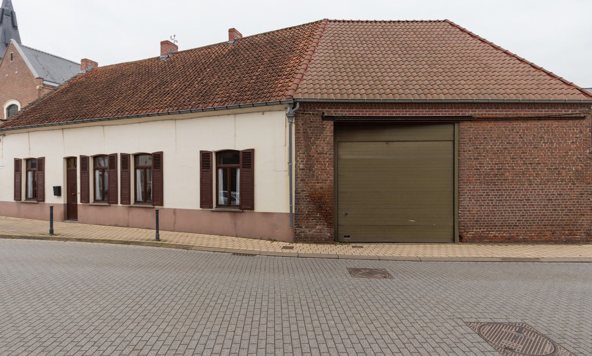 Woning met 2 slaapkamers, tuin en ruime garage foto {{pictureIndex}}