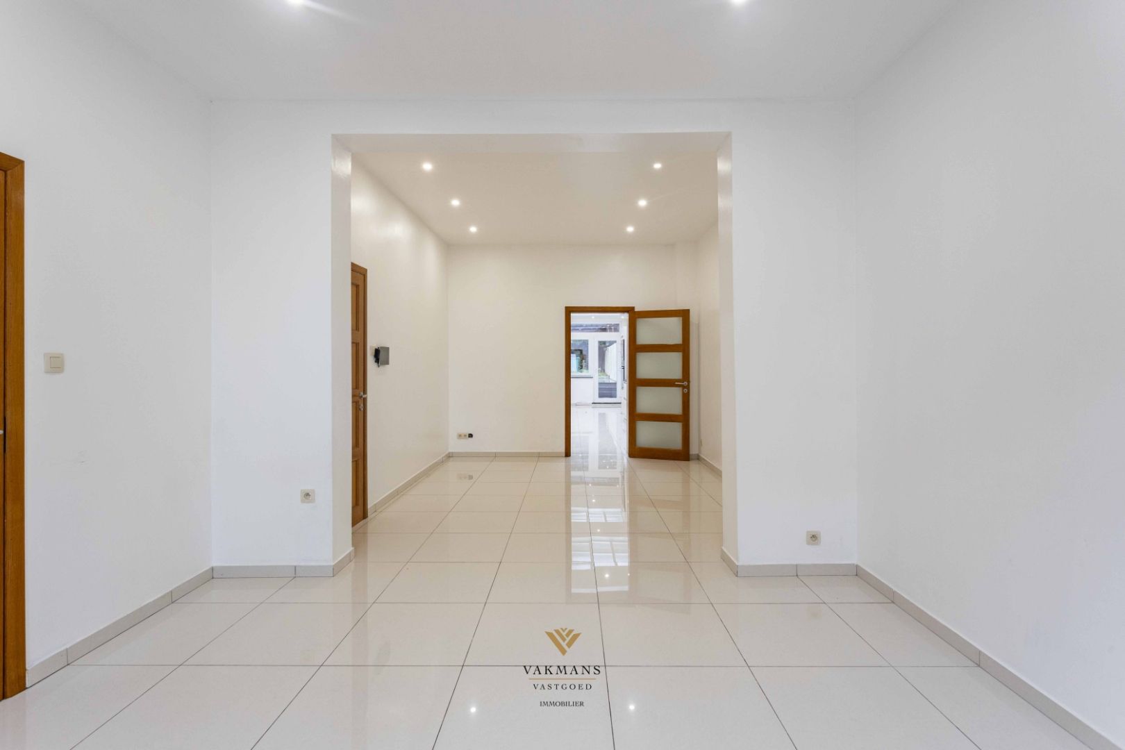 Ruime woning met 4 slaapkamers op rustige locatie foto 6