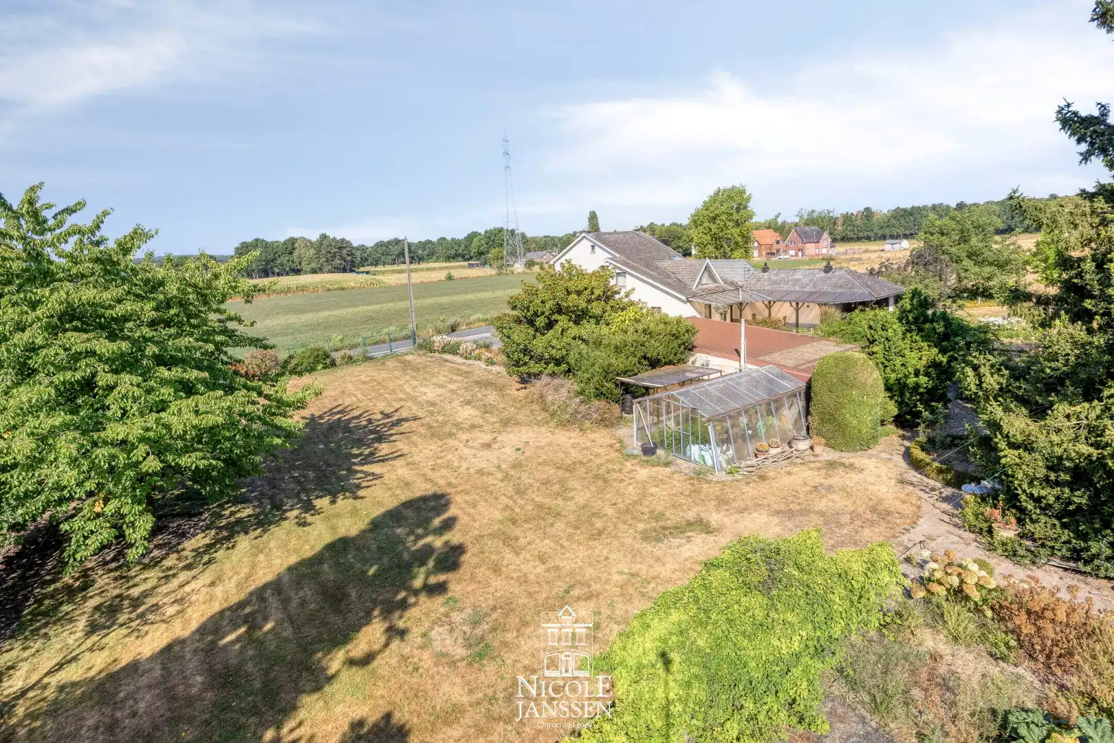 Ruime woning in landelijke omgeving foto 41