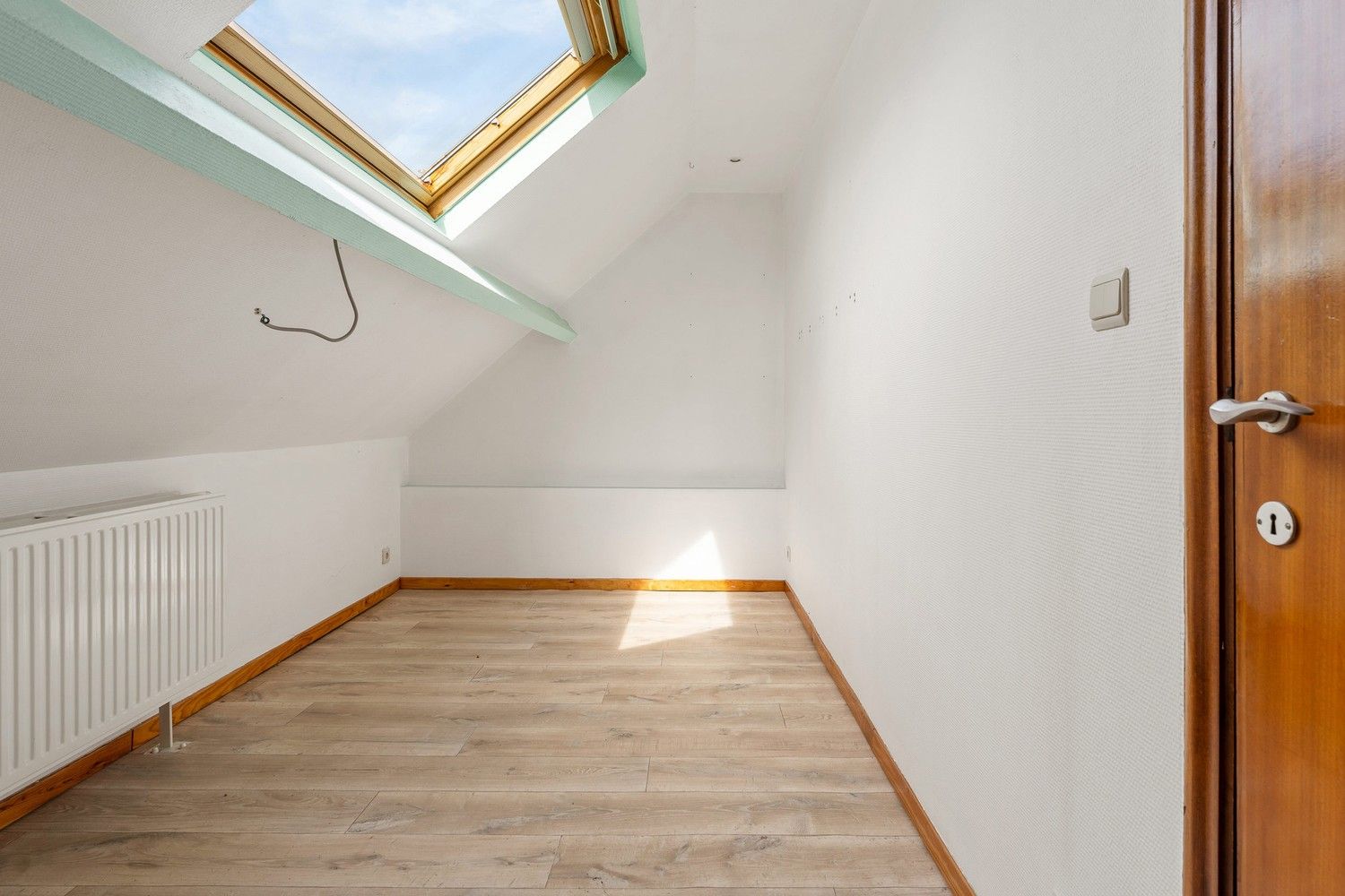Deels gerenoveerde woning met 5 slpkrs en grote omheinde tuin foto 19