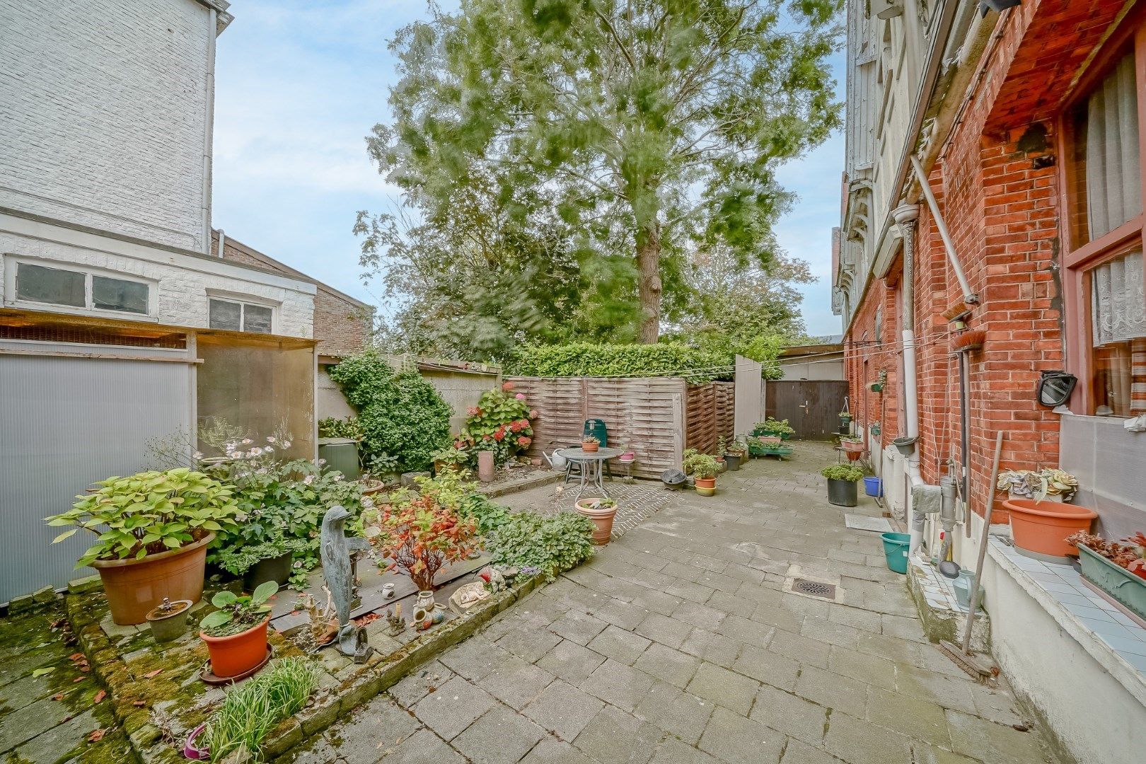 Herenhuis met conciërgewoning en garages in het centrum van Oudenburg foto 22