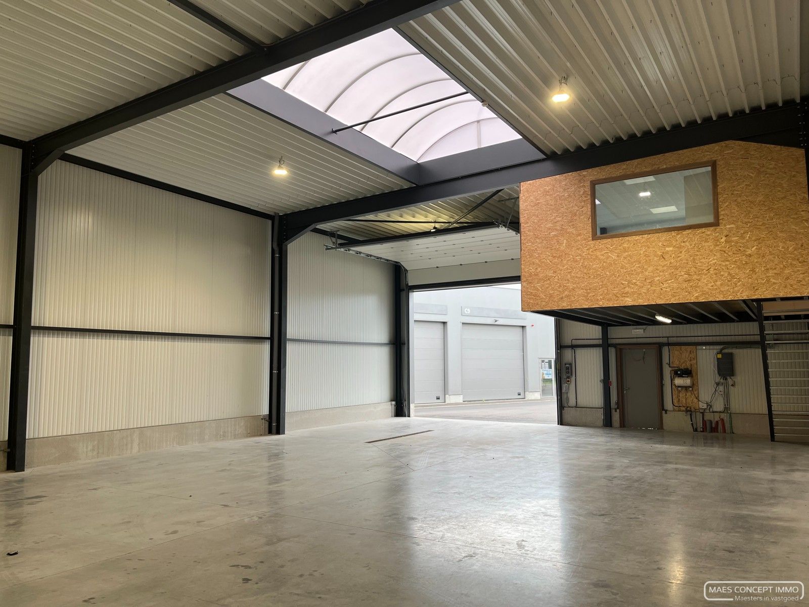 Nieuwbouw KMO-unit van 220 m² te huur in Moeskroen met mezzanine en toilet foto 2