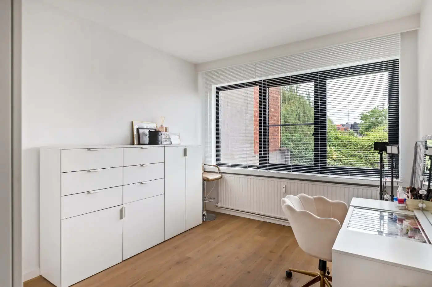 Gerenoveerd app. op 1e verd. met 2 slpk., terras en mog. garage foto 8