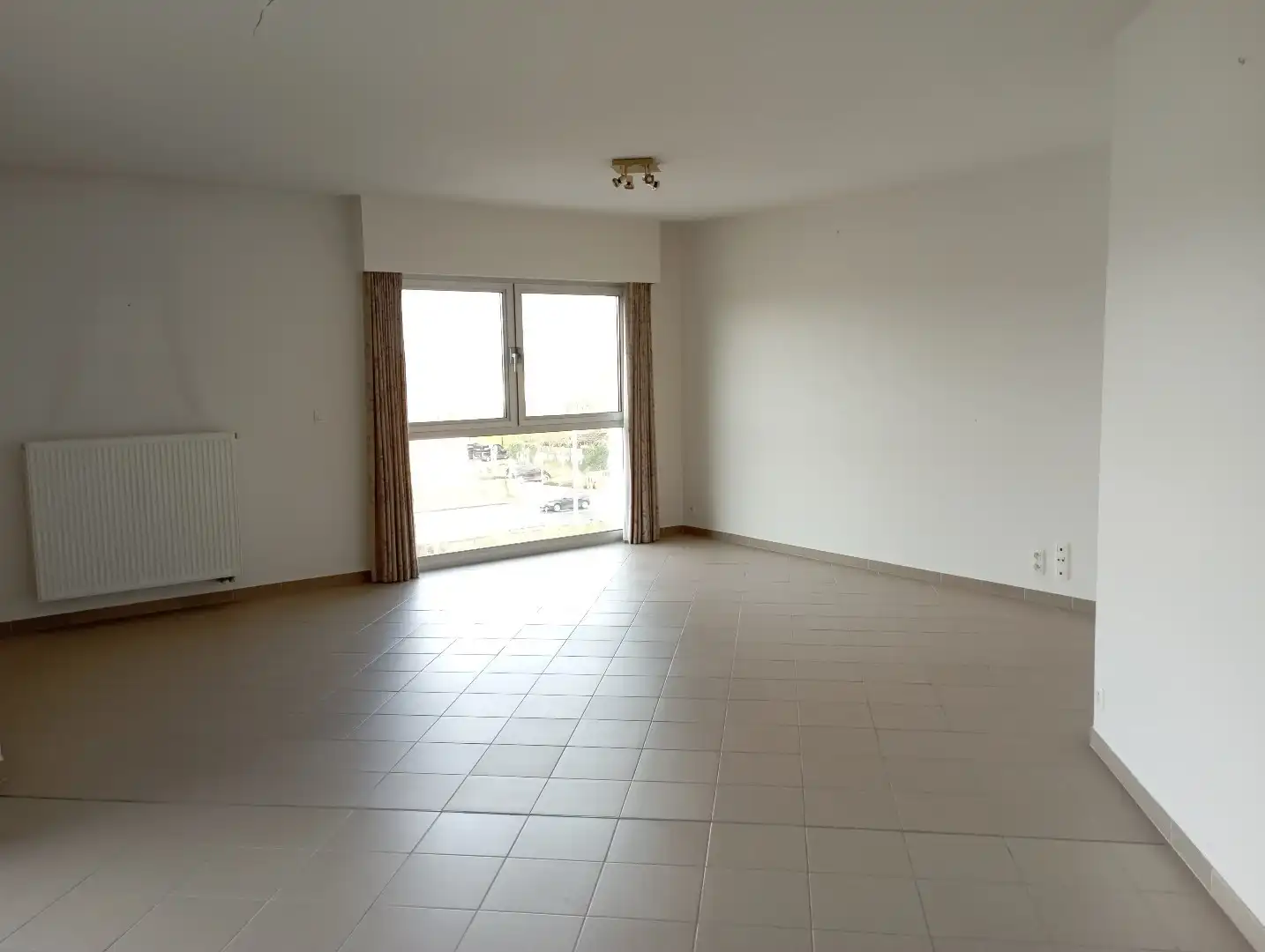 Ruim 2 slaapkamer appartement dichtbij centrum Brugge met autostaanplaats en 2 terrassen foto 4