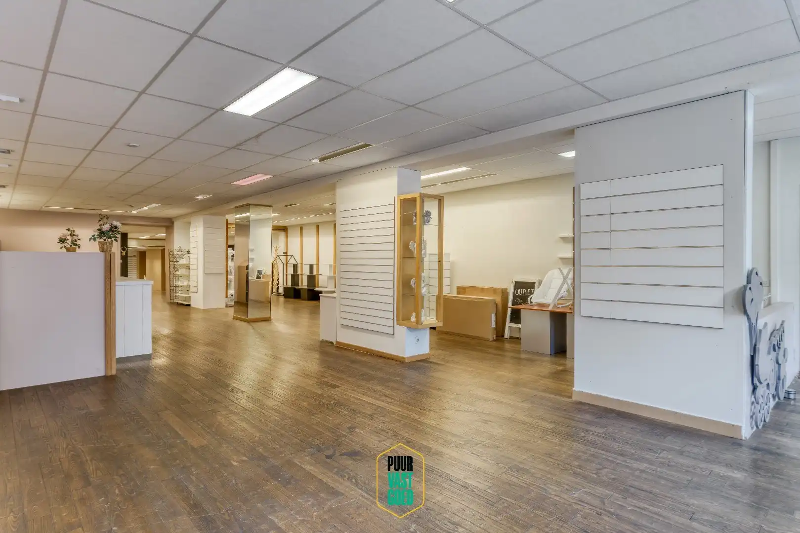 Handelsruimte met achteruitgang en 2 appartementen! foto 3