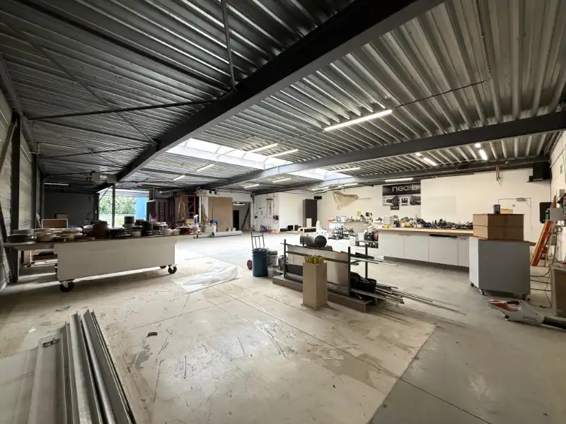 Veelzijdig bedrijfsgebouw langs de Dender met showroom, kantoren & parking foto 23