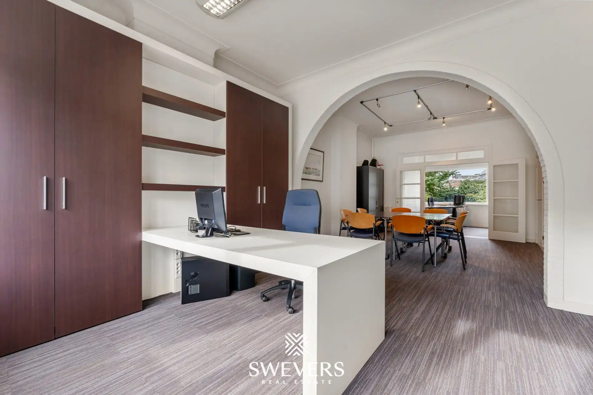 Stijlvol herenhuis met kantoorruimte en 3 slaapkamers in hartje Hasselt foto 2