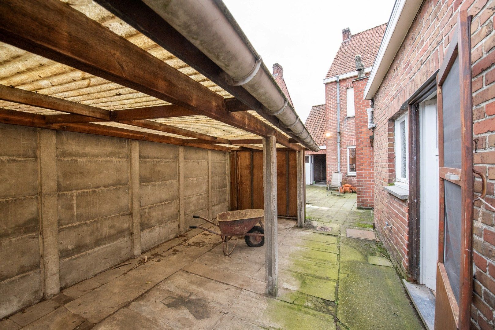 Te koop in Waregem – Halfopen bebouwing met renovatiepotentieel! foto 16