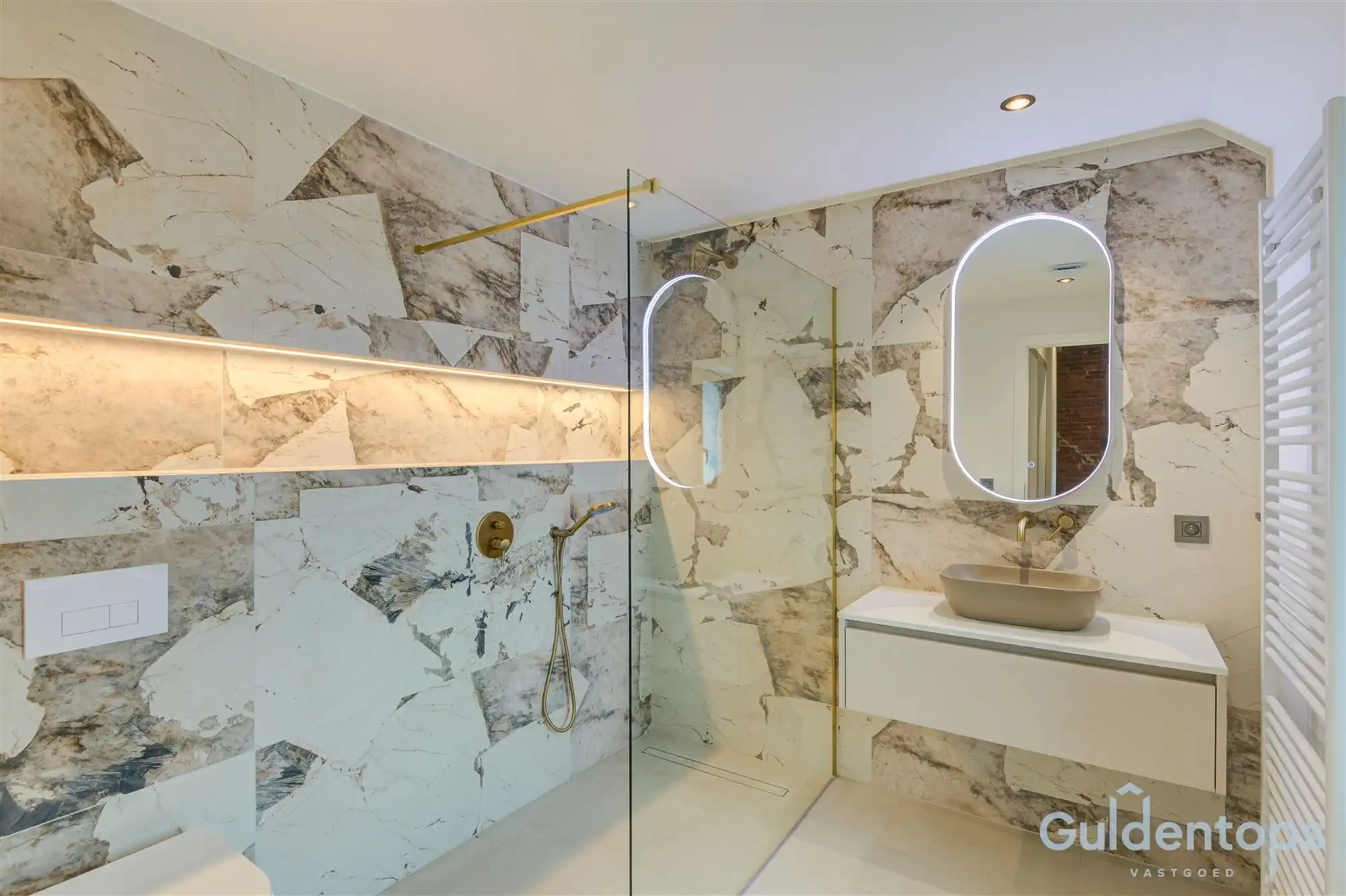 knappe, vernieuwde gezinswoning met tuin in hartje Berchem foto 24