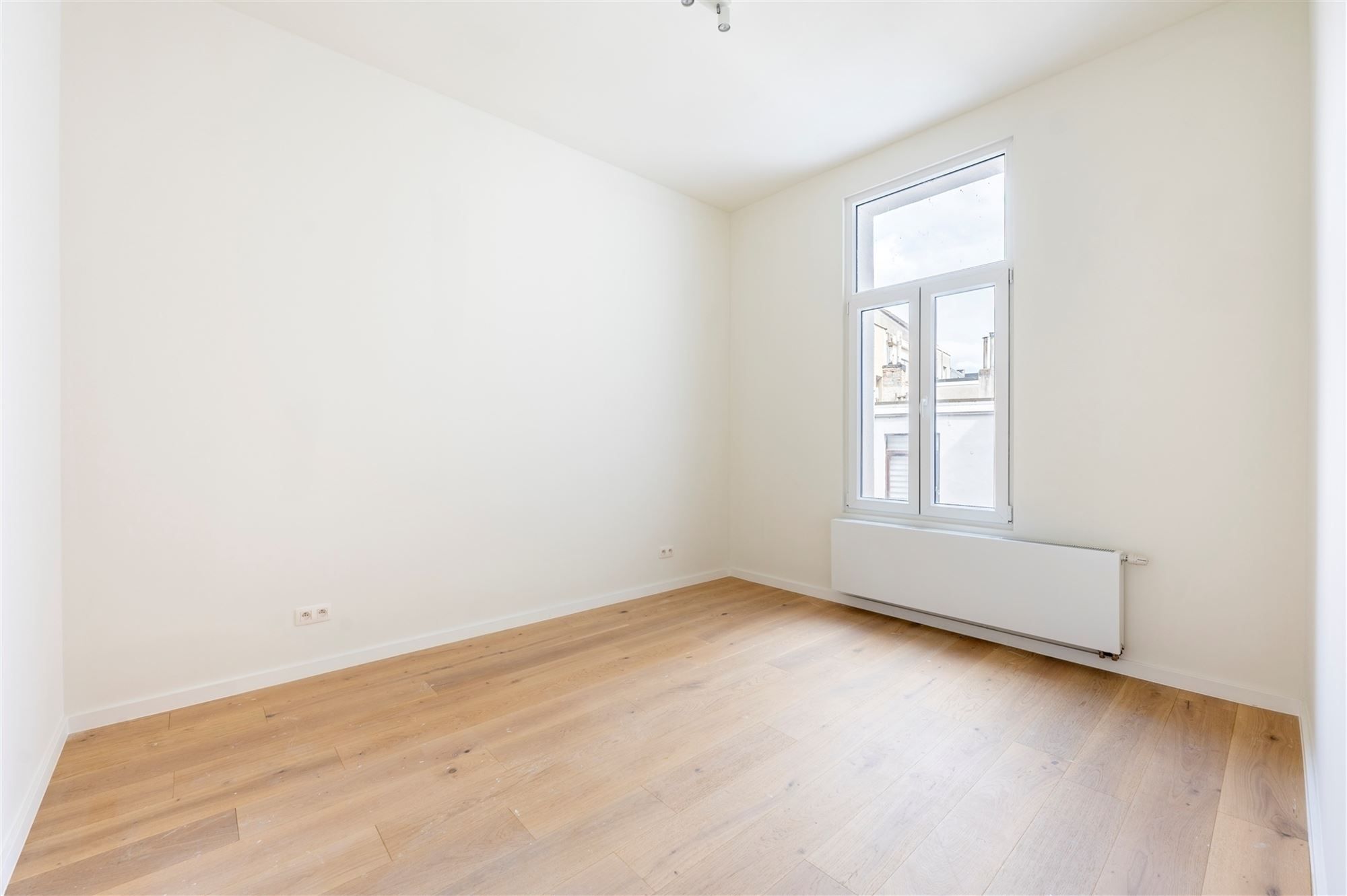 Ruime gerenoveerde woning met tuin foto 16