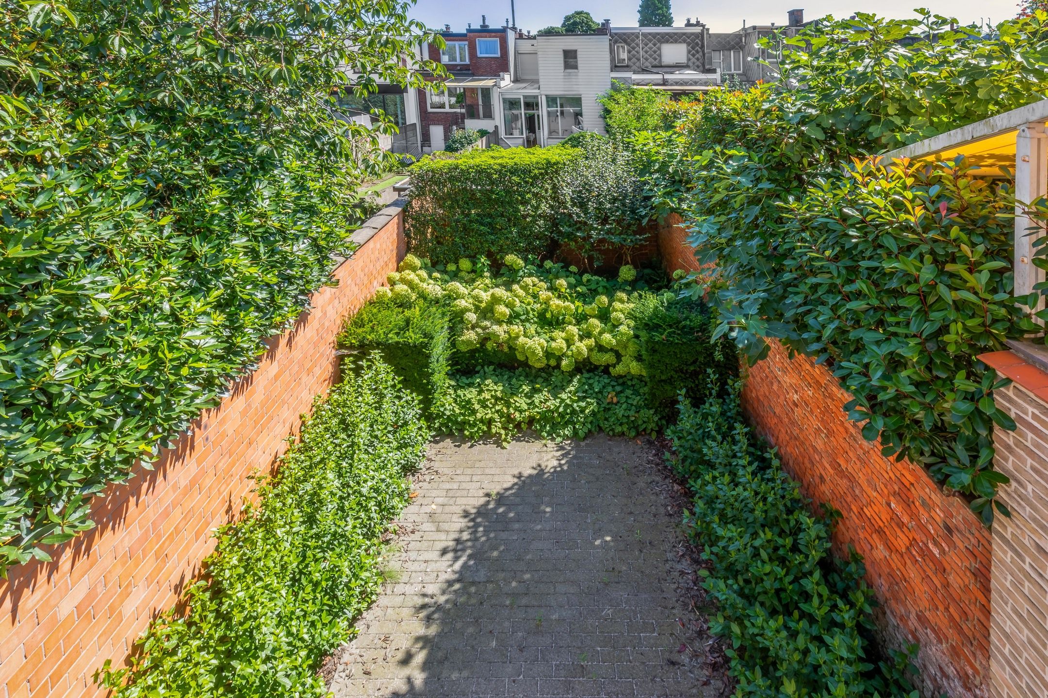 Gerenoveerd pand ingericht als kantoor met tuin en garage foto 19