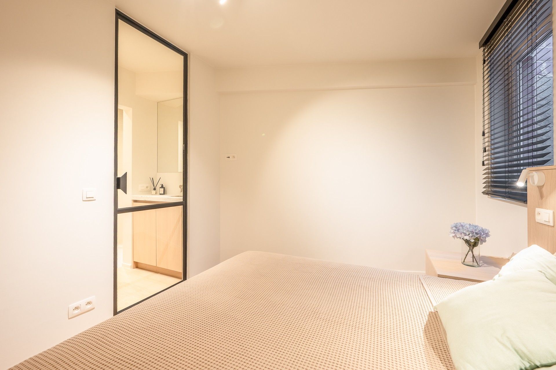 Luxueus gerenoveerd appartement met frontaal zeezicht in Heist foto 17