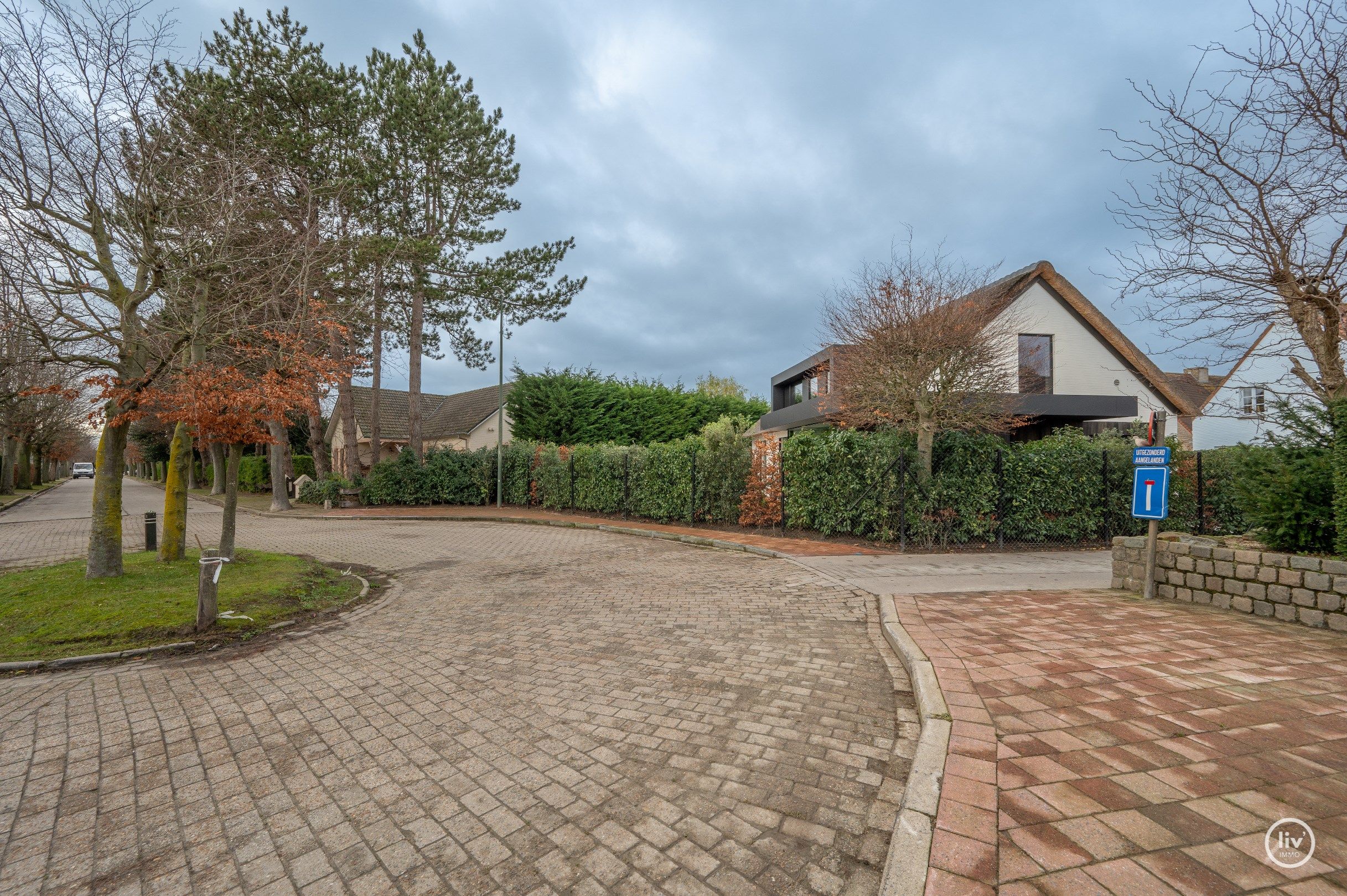 Super charmante villa, compleet gerenoveerd en mooi gelegen in een rustige villawijk op fietsafstand van het centrum van Knokke.  foto 44