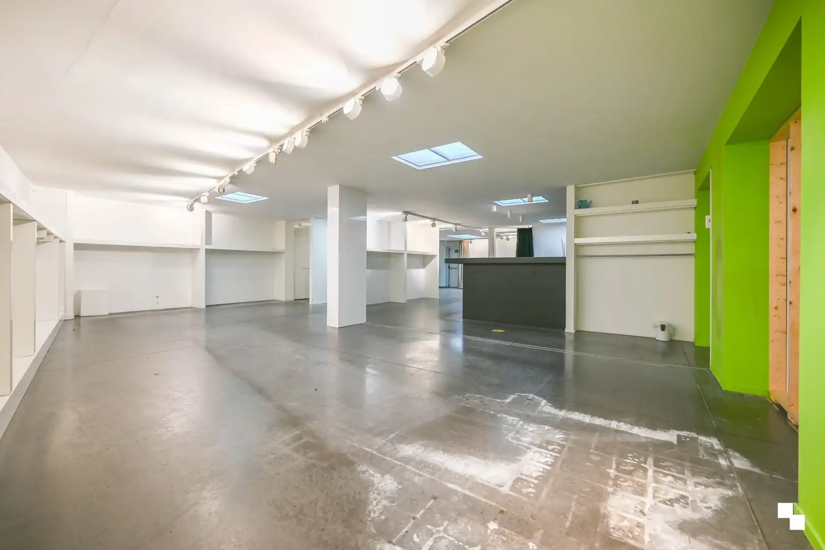 Handelszaak met ruime vitrine in centrum Waregem foto 10