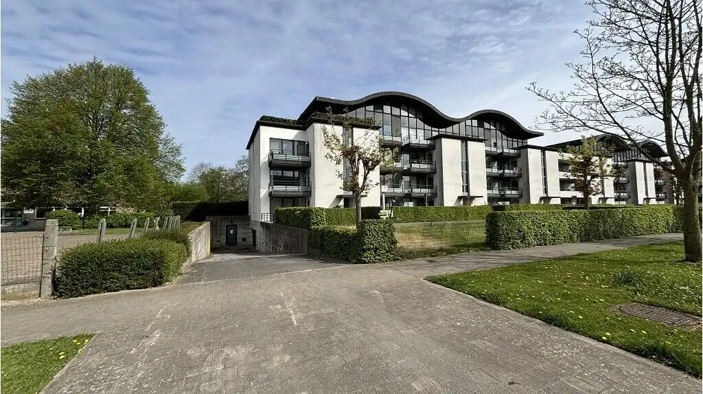 Garage te koop in Sint-Kruis Brugge foto {{pictureIndex}}