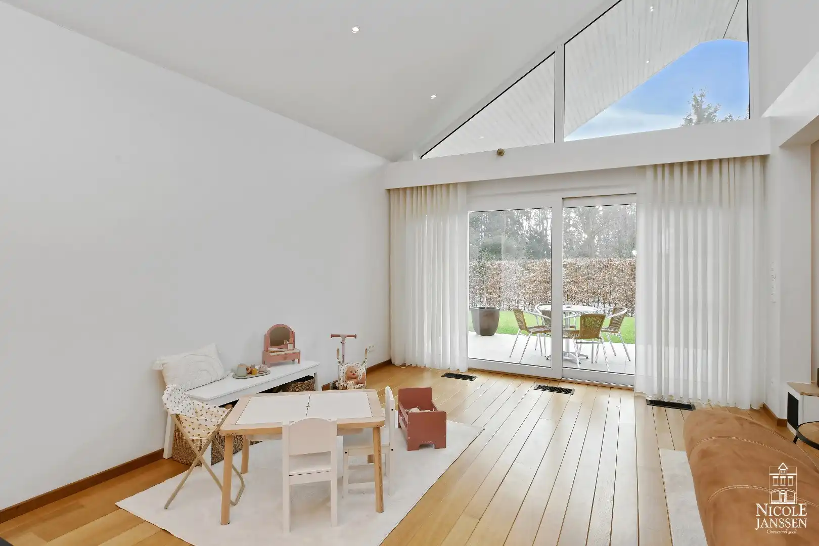 Charmante vrijstaande gezinswoning met grote garage en mooie tuin   foto 10