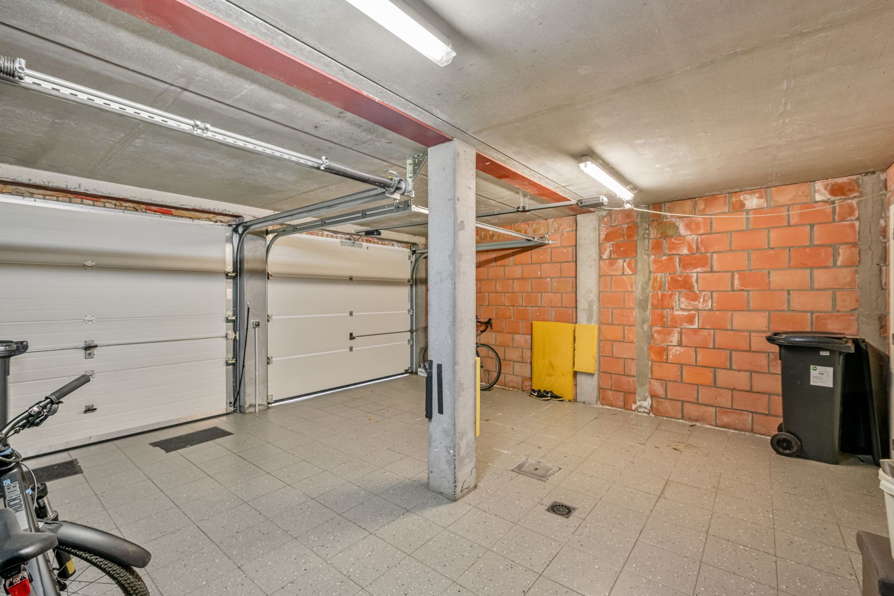 Duplex appartement met 2 SLPK, garage en berging foto 6