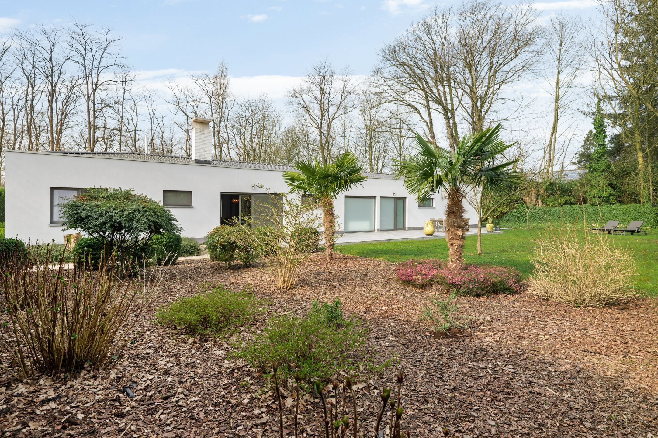 Unieke laagbouwvilla met polyvalente ruimte op ruim perceel in Brasschaat! foto {{pictureIndex}}
