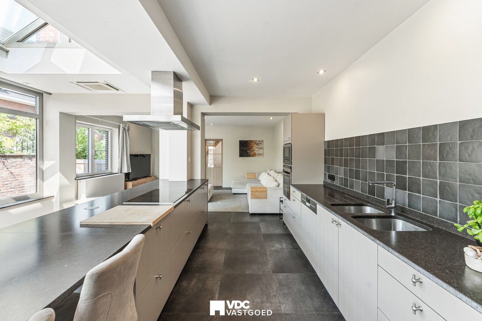 Energiezuinige woning met 5 slaapkamers, 20 zonnepanelen, garage en zuidgerichte tuin aan natuurreservaat Kevie foto 3