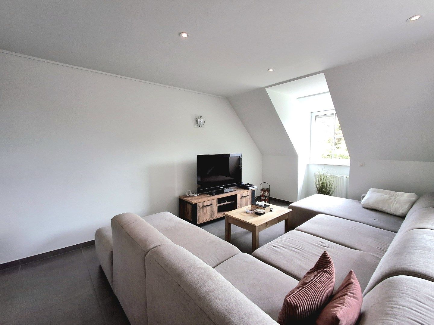 PRACHTIG DUPLEX APPARTEMENT MET 2 SLAAPKAMERS, GARAGEBOX EN AUTOSTAANPLAATS foto 2