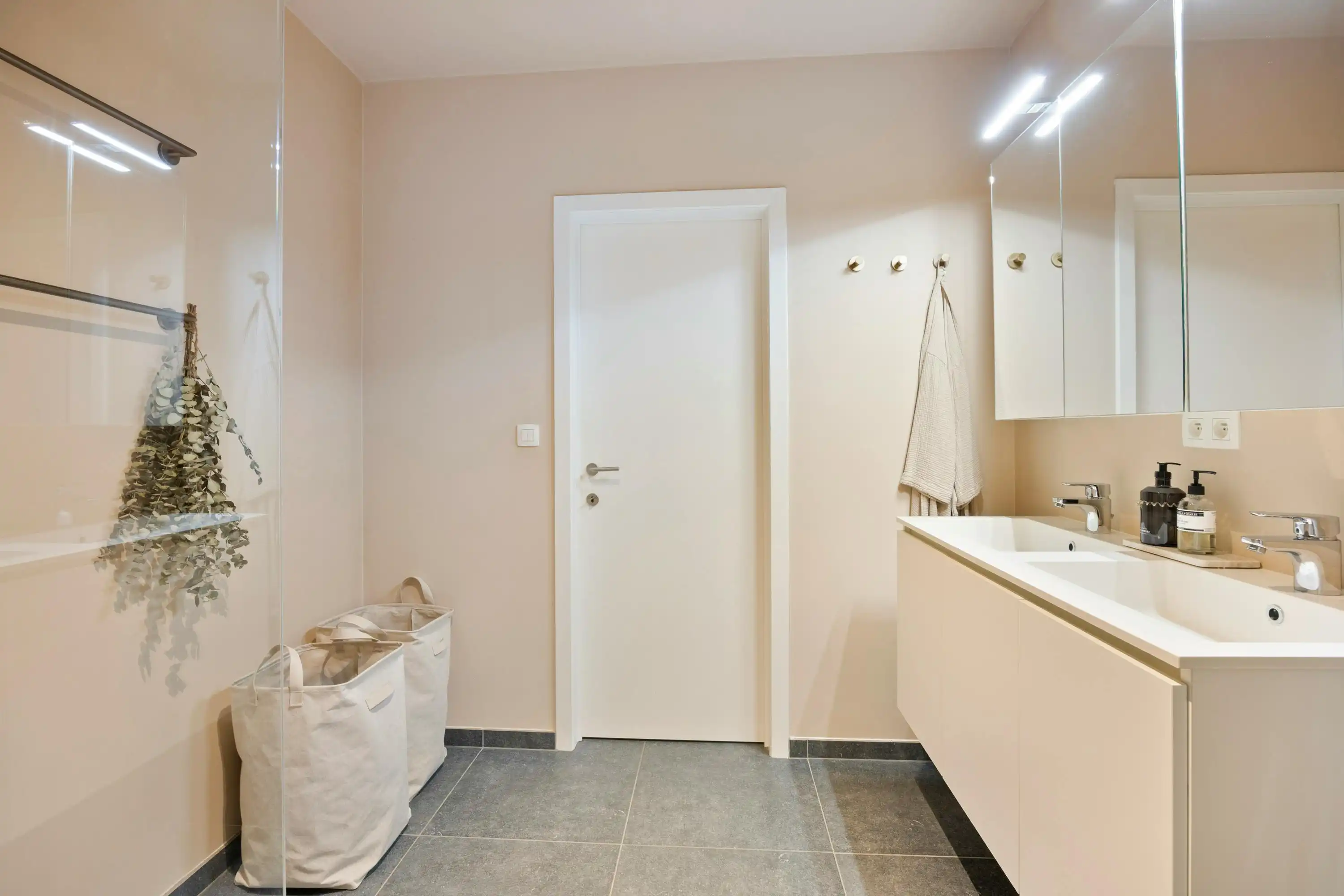 Tof instapklaar appartement met staanplaats te koop in Meer! foto 19