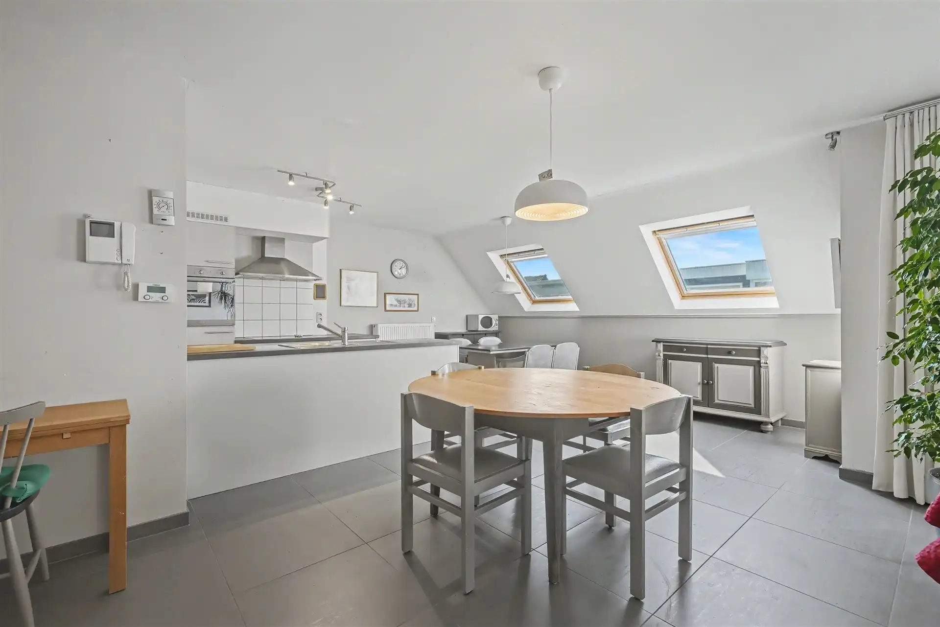 Ruim duplex appartement met 3 slaapkamers & 2 badkamers (128m²) foto 4