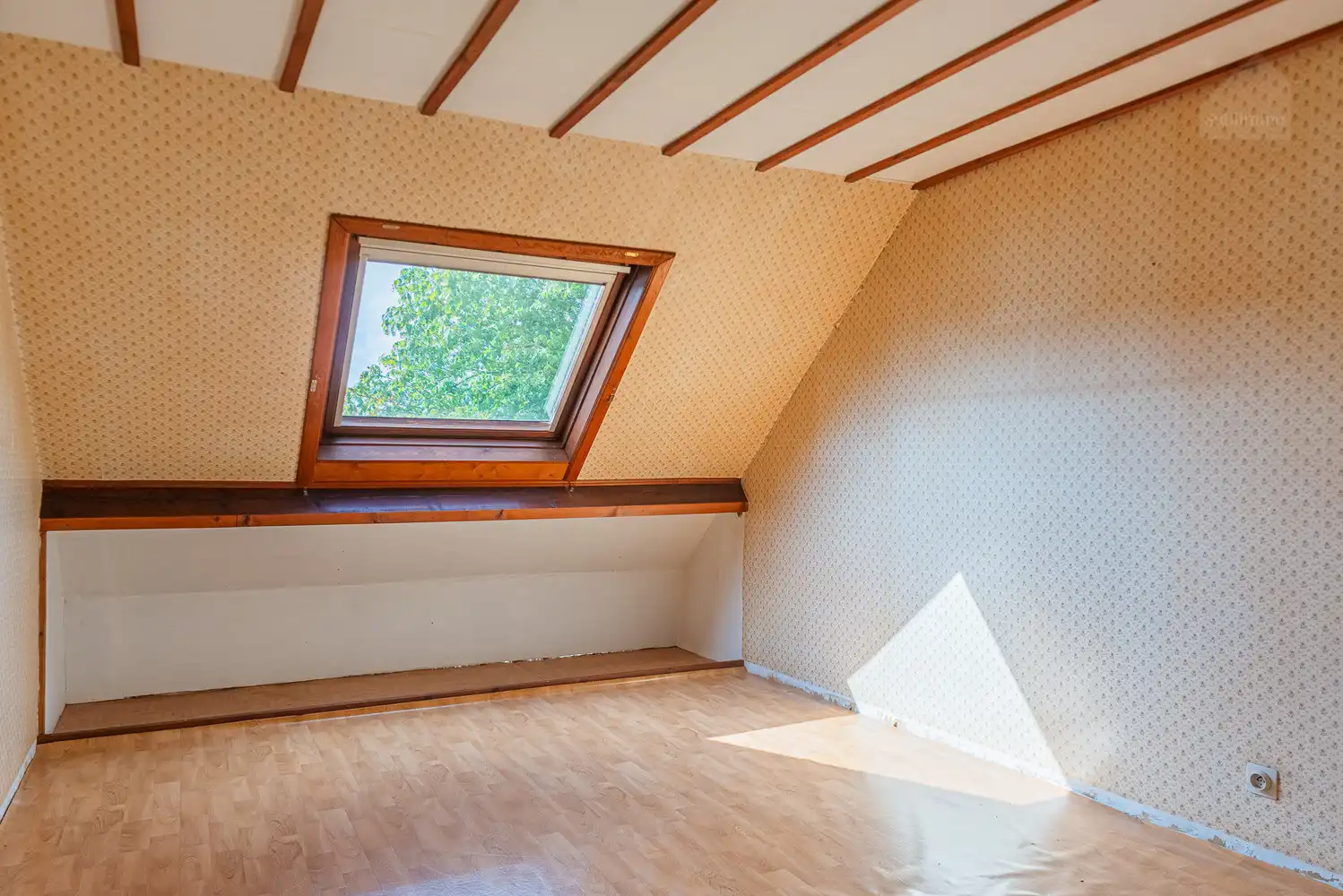 Charmante woning met 6 slaapkamers, garage en gezellige tuin op 695 m² foto 24