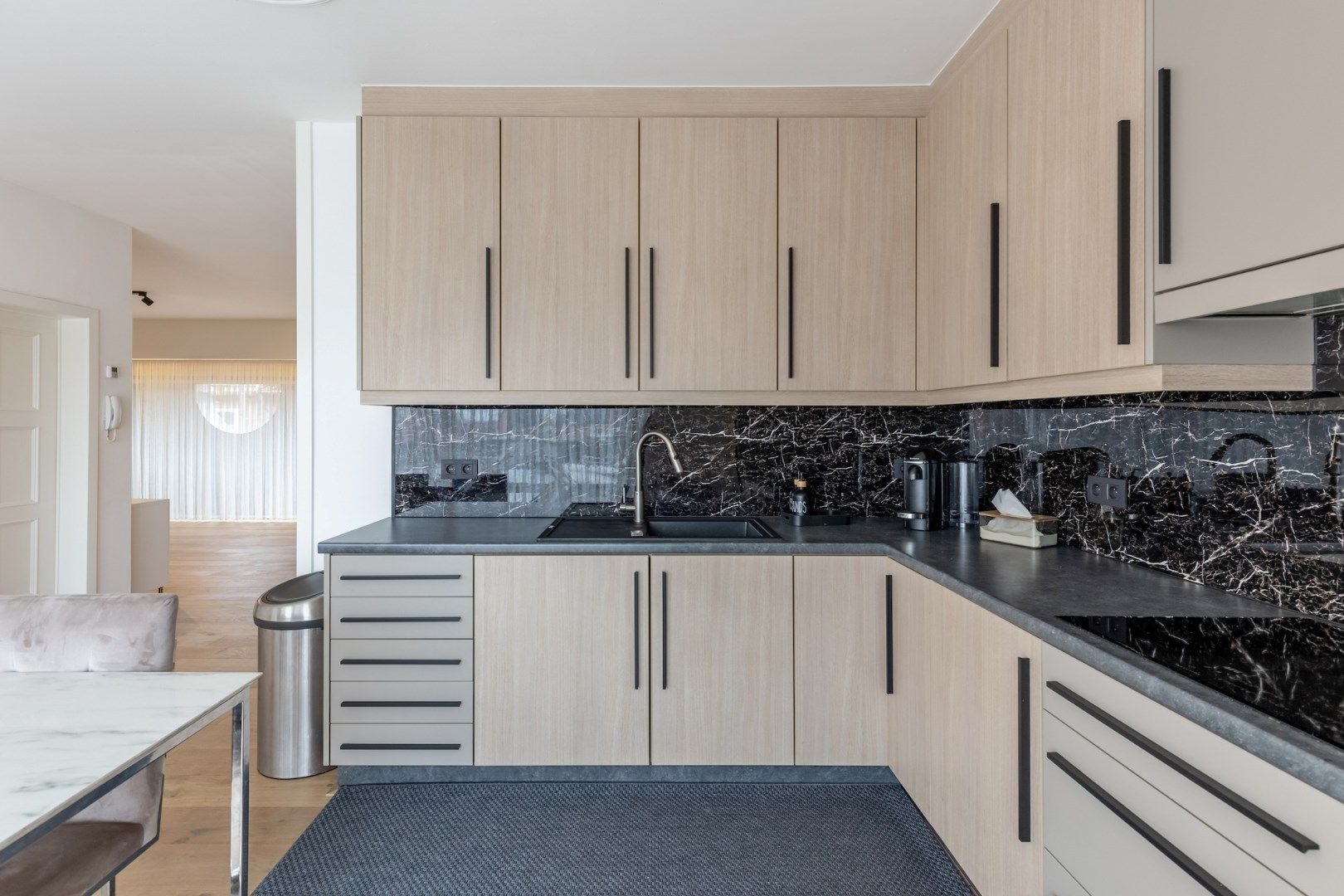 Modern en comfortabel gerenoveerd appartement op de eerste verdieping in het centrum van Neeroeteren foto 11