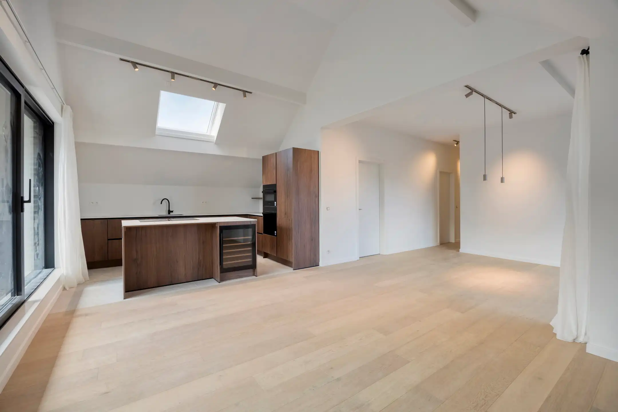 Luxueus afgewerkt gelijkvloersappartement met 3 slaapkamers foto {{pictureIndex}}