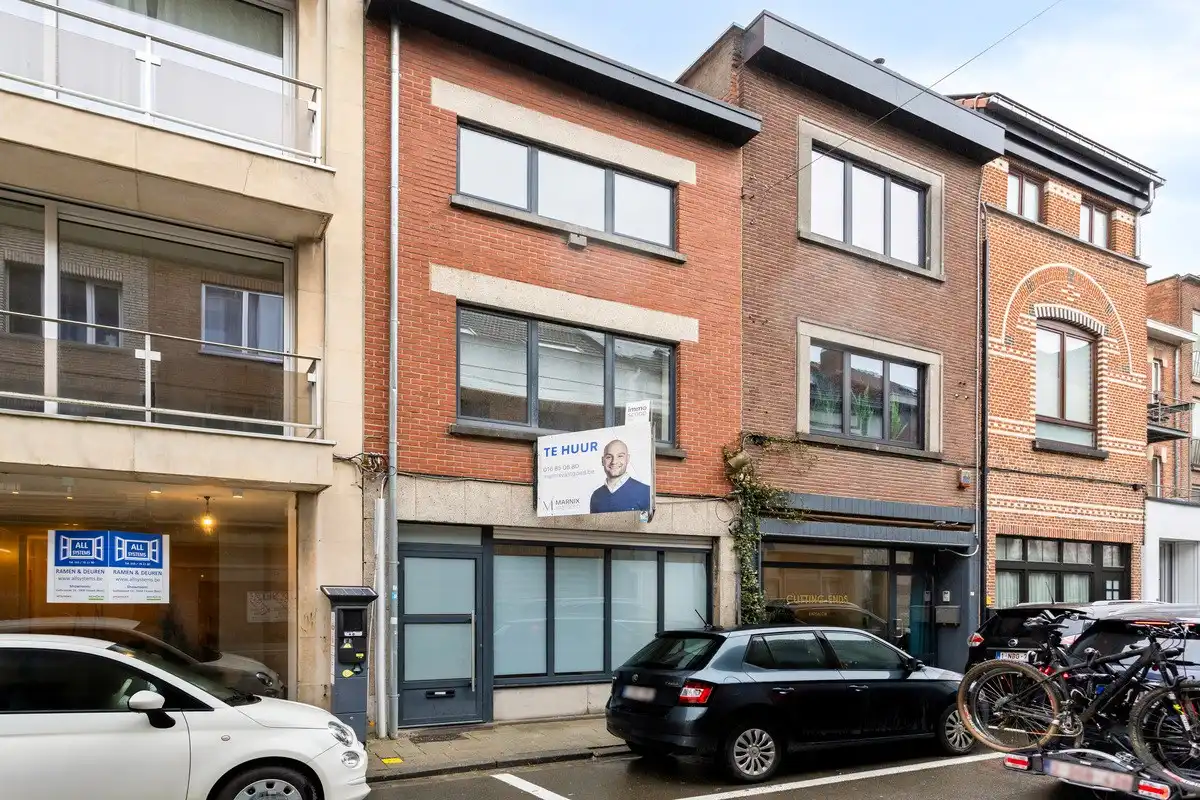 Woning met 4 slaapkamers, 2 badkamers en terras in centrum Leuven ! – EPC 187 kWh/m² - bewoonbare opp. 184m² foto {{pictureIndex}}