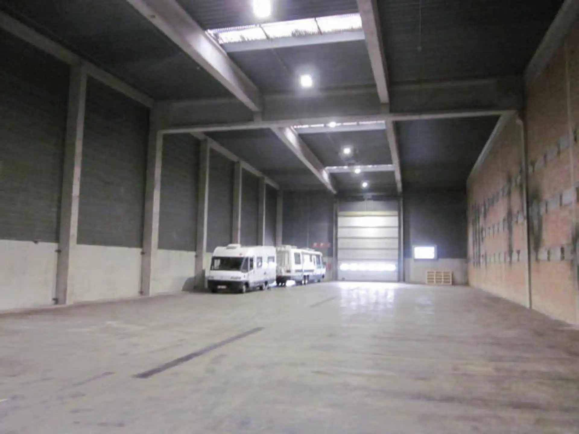 Magazijn met kantoor te huur foto 6