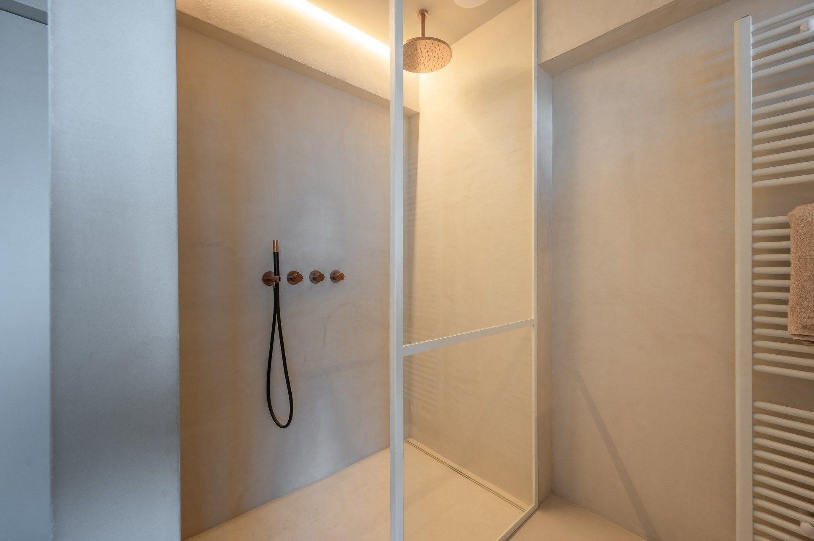 Luxueus gerenoveerd hoekappartement met terrassen en frontaal zeezicht foto 23